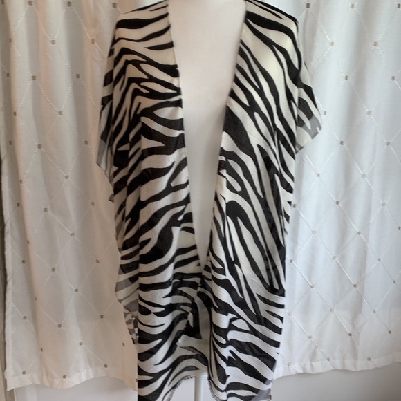 Brand new!  No tags.  Black and ivory zebra print kimono - Picture 2 of 2